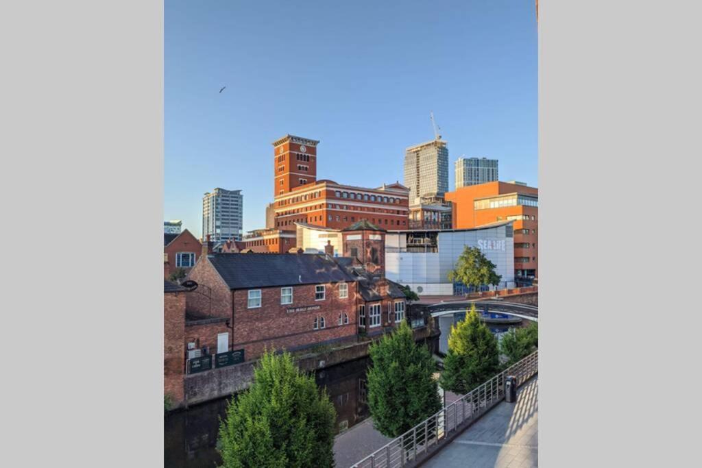 Central 4 Bed House By Elite Breaks Serviced With Free Parking Sleeps Upto 8