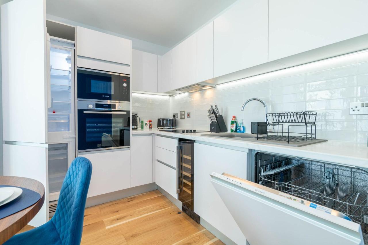 Maevela - Large 1 Bed Luxury Apt - 5 Min Walk From Bullring - Cube - Mailbox - New Street Station - Free Netflix Apartment *
