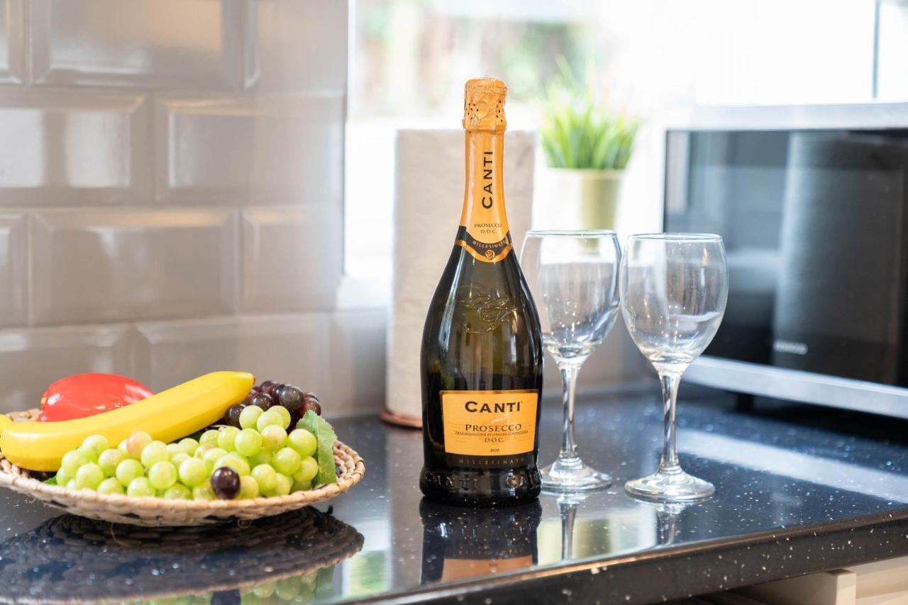 Haus - Luxury 4 Bedroom House - Parking - Fast Wifi - Smart Tvs - Garden - Rated Apartment *