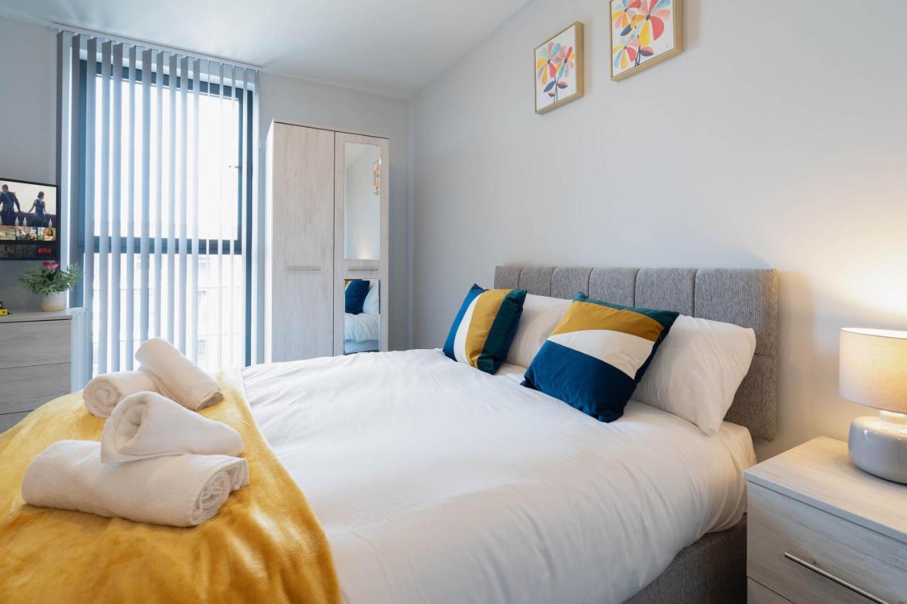 New Build - 2 Bed Cosy Modern - Juliet Balcony - Roof Top Terrace - Digbeth, Centre - Free Netflix & Smart Tv *