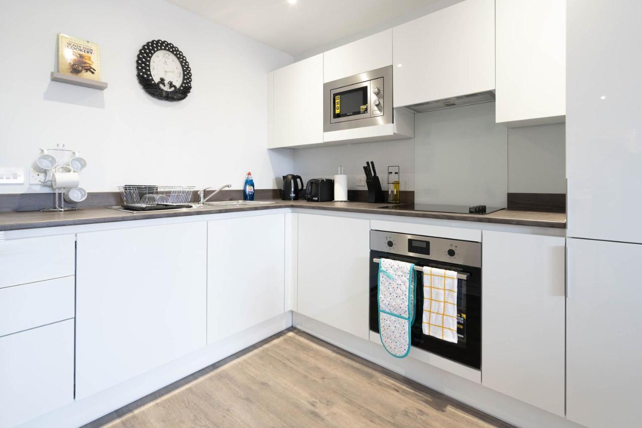New Build - 2 Bed Cosy Modern - Juliet Balcony - Roof Top Terrace - Digbeth, Centre - Free Netflix & Smart Tv Birmingham