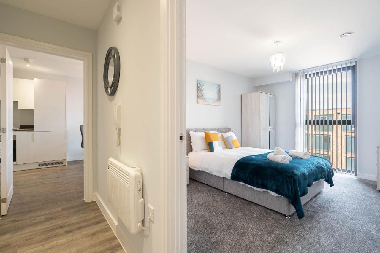 New Build - 2 Bed Cosy Modern - Juliet Balcony - Roof Top Terrace - Digbeth, Centre - Free Netflix & Smart Tv * Birmingham