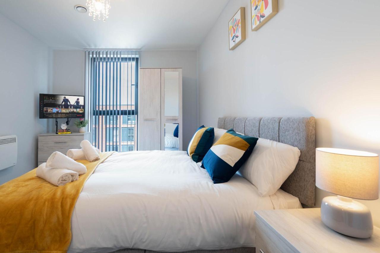 New Build - 2 Bed Cosy Modern - Juliet Balcony - Roof Top Terrace - Digbeth, Centre - Free Netflix & Smart Tv Birmingham