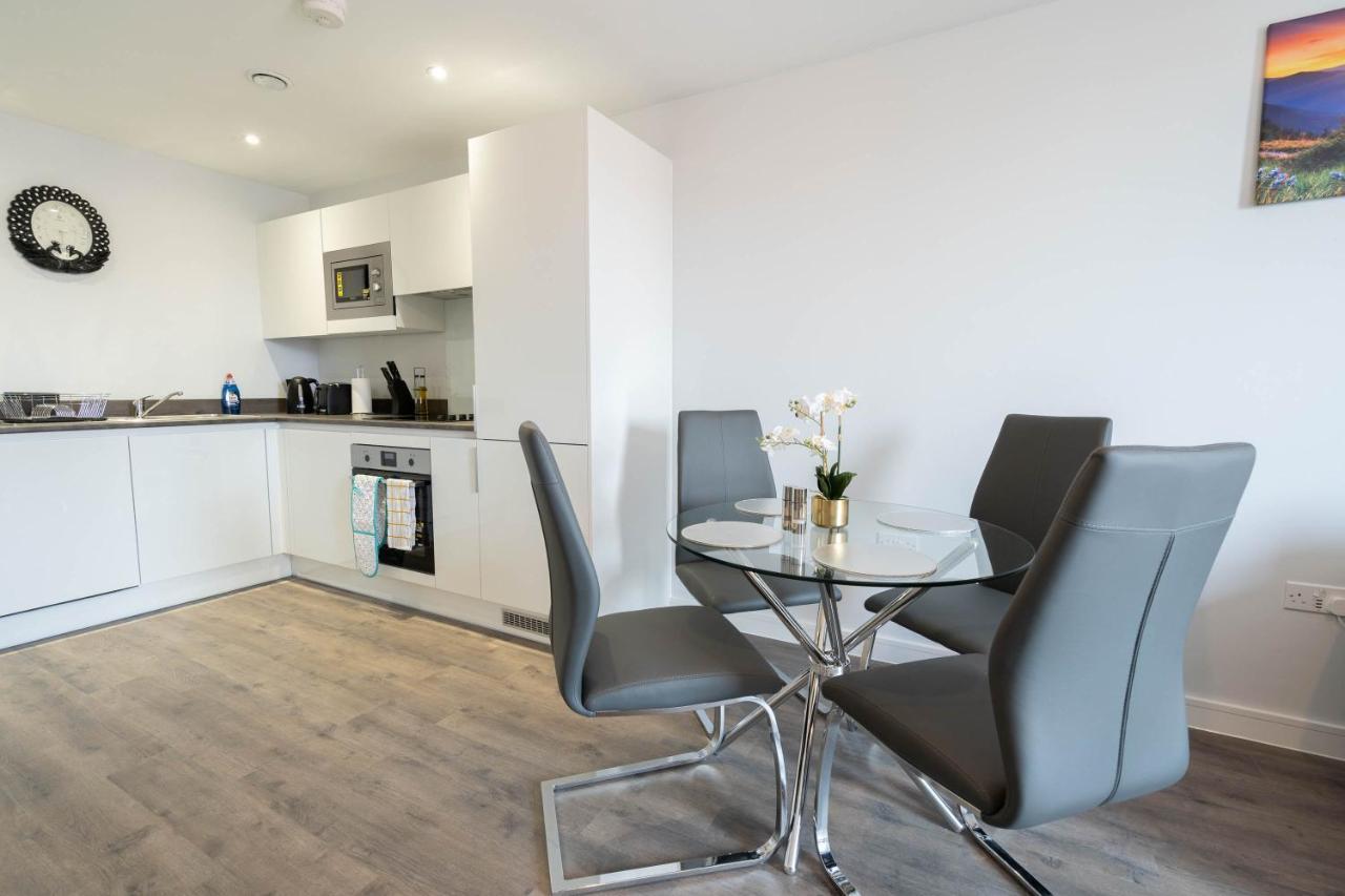 New Build - 2 Bed Cosy Modern - Juliet Balcony - Roof Top Terrace - Digbeth, Centre - Free Netflix & Smart Tv * Birmingham