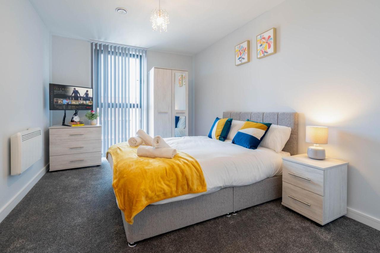 New Build - 2 Bed Cosy Modern - Juliet Balcony - Roof Top Terrace - Digbeth, Centre - Free Netflix & Smart Tv * Birmingham