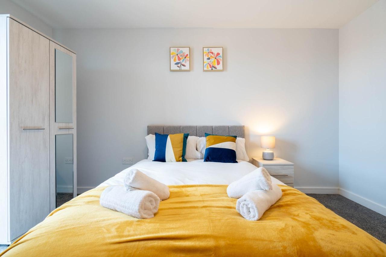 New Build - 2 Bed Cosy Modern - Juliet Balcony - Roof Top Terrace - Digbeth, Centre - Free Netflix & Smart Tv Apartment