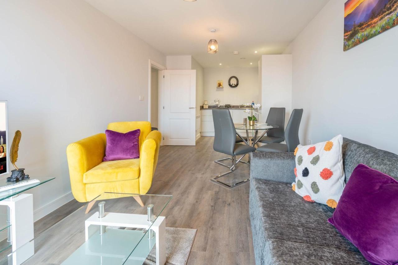 New Build - 2 Bed Cosy Modern - Juliet Balcony - Roof Top Terrace - Digbeth, Centre - Free Netflix & Smart Tv *
