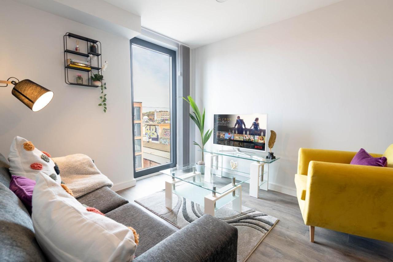 New Build - 2 Bed Cosy Modern - Juliet Balcony - Roof Top Terrace - Digbeth, Centre - Free Netflix & Smart Tv Birmingham