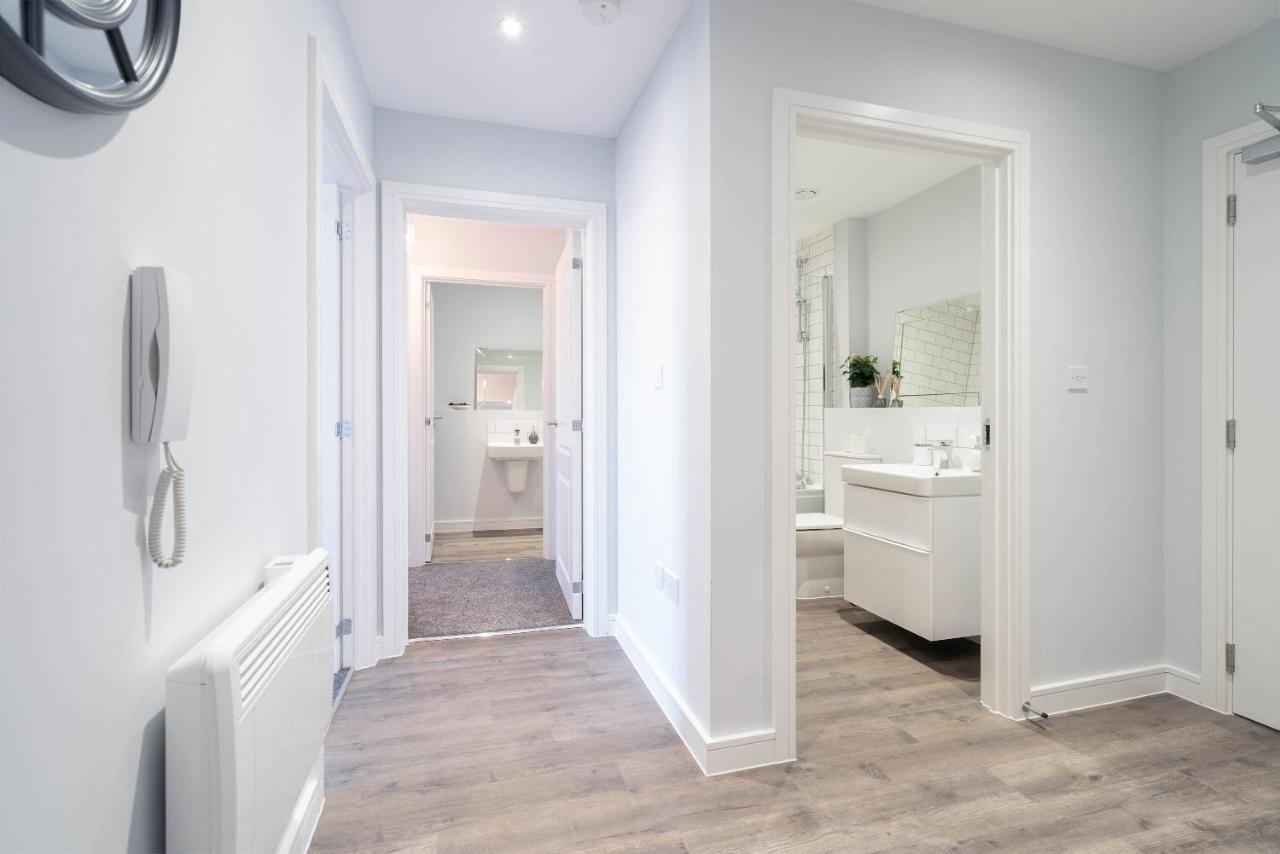 New Build - 2 Bed Cosy Modern - Juliet Balcony - Roof Top Terrace - Digbeth, Centre - Free Netflix & Smart Tv * Birmingham