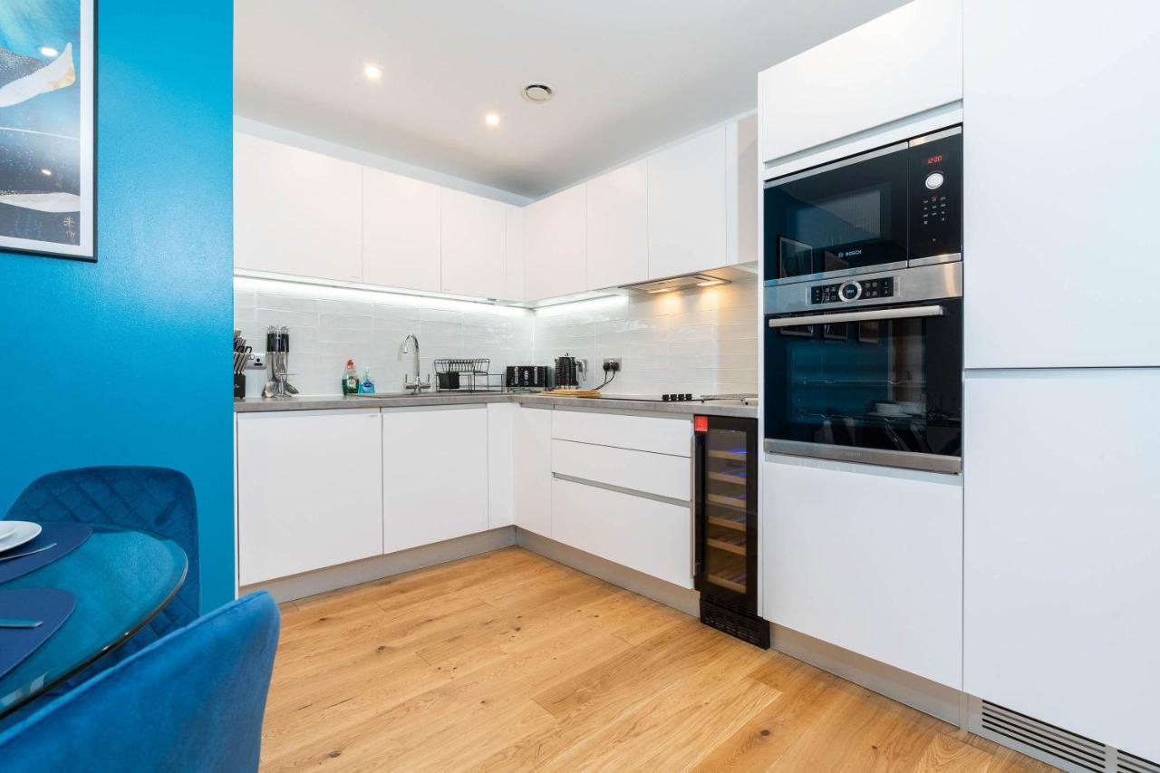 Maevela - Luxury Broad St - 2 Bed, 2 Bath - Centre/cube/mailbox - With Underground Parking ✓- L Shape Sofa, Large 50 Inch Smart Tv With Free Netflix & Wifi Apartment