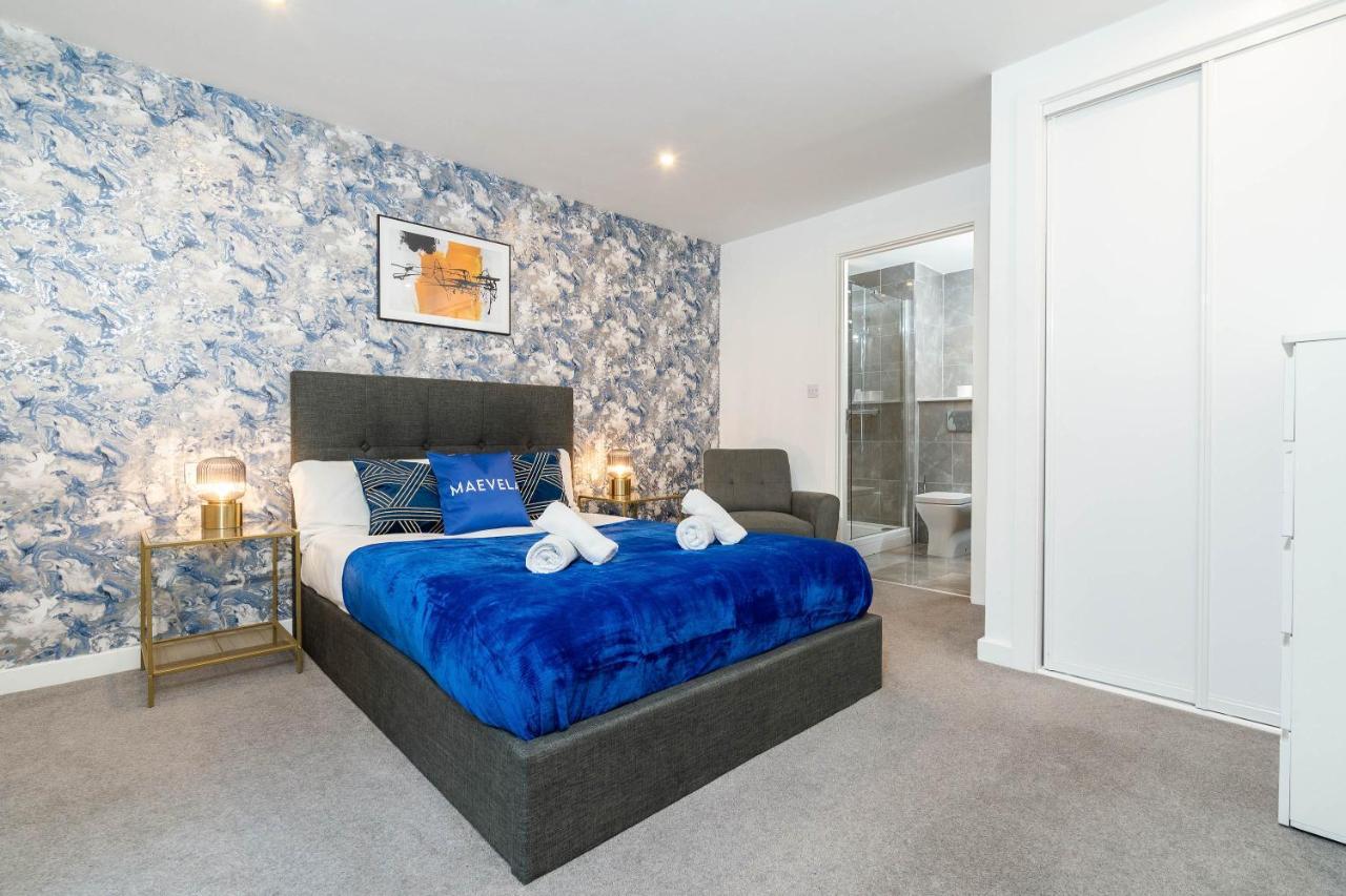Maevela - Luxury Broad St - 2 Bed, 2 Bath - Centre/cube/mailbox - With Underground Parking ✓- L Shape Sofa, Large 50 Inch Smart Tv With Free Netflix & Wifi
