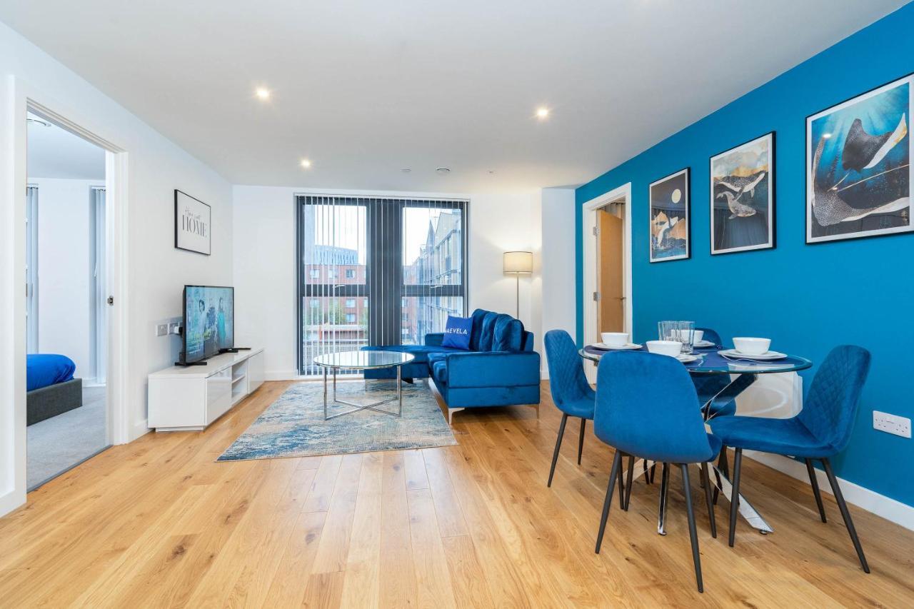 Maevela - Luxury Broad St - 2 Bed, 2 Bath - Centre/cube/mailbox - With Underground Parking ✓- L Shape Sofa, Large 50 Inch Smart Tv With Free Netflix & Wifi Apartment