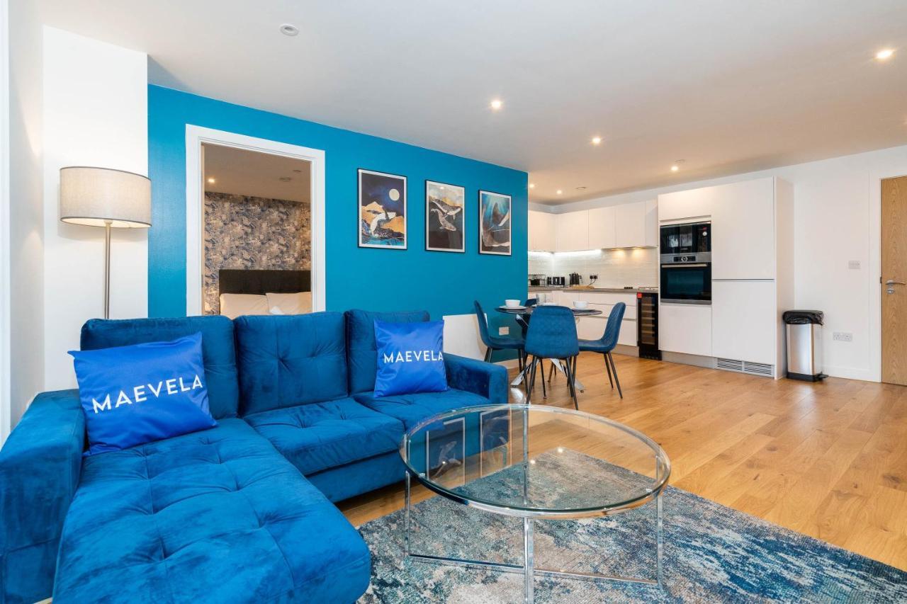 Maevela - Luxury Broad St - 2 Bed, 2 Bath - Centre/cube/mailbox - With Underground Parking ✓- L Shape Sofa, Large 50 Inch Smart Tv With Free Netflix & Wifi