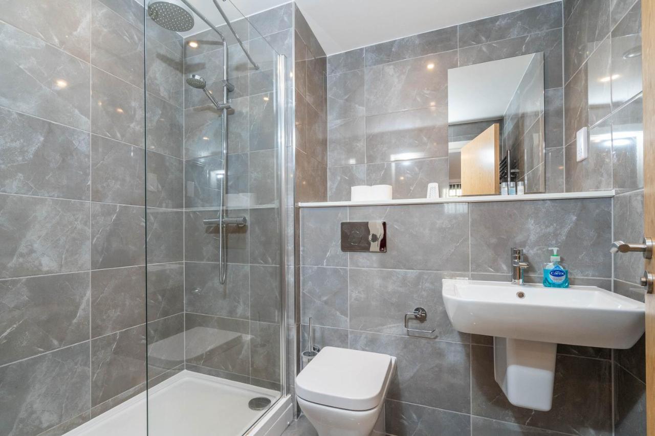 Maevela - Luxury Broad St - 2 Bed, 2 Bath - Centre/cube/mailbox - With Underground Parking ✓- L Shape Sofa, Large 50 Inch Smart Tv With Free Netflix & Wifi Apartment Birmingham