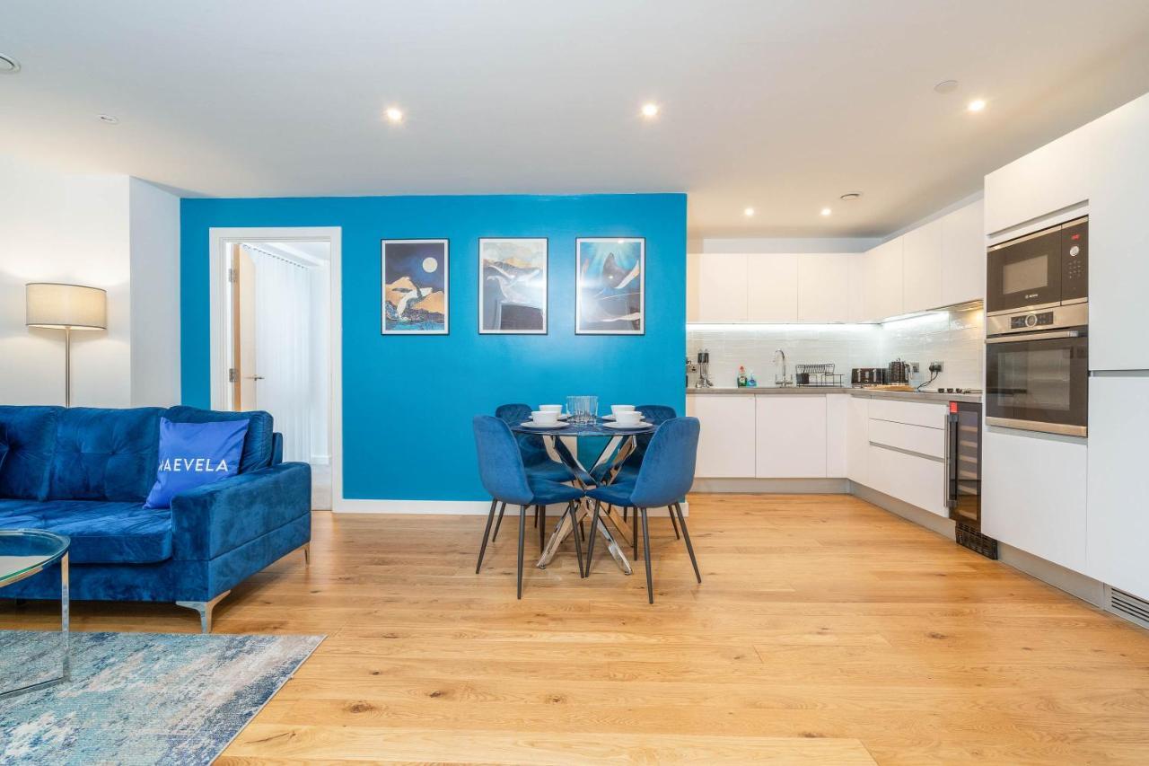 Apartment Maevela - Luxury Broad St - 2 Bed, 2 Bath - Centre/cube/mailbox - With Underground Parking ✓- L Shape Sofa, Large 50 Inch Smart Tv With Free Netflix & Wifi *