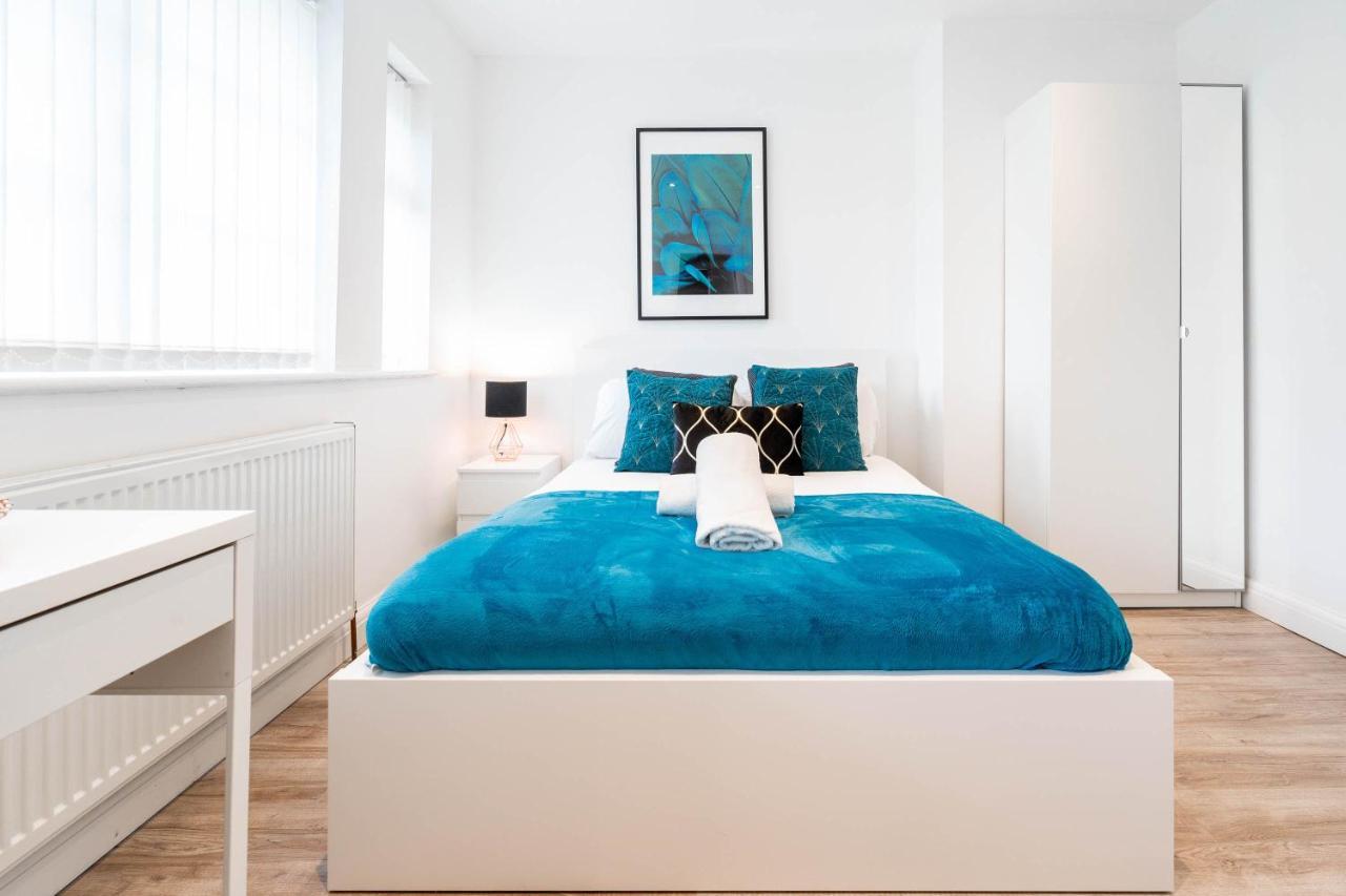 Apartment Haus - Luxury 4 Bedroom House - Parking - Fast Wifi - Smart Tvs - Garden - Rated *