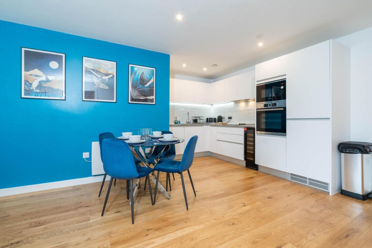 Maevela - Luxury Broad St - 2 Bed, 2 Bath - Centre/cube/mailbox - With Underground Parking ✓- L Shape Sofa, Large 50 Inch Smart Tv With Free Netflix & Wifi Apartment