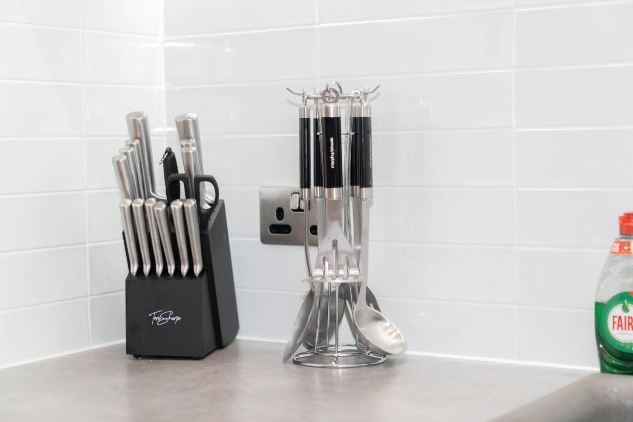 Apartment Maevela - Luxury Broad St - 2 Bed, 2 Bath - Centre/cube/mailbox - With Underground Parking ✓- L Shape Sofa, Large 50 Inch Smart Tv With Free Netflix & Wifi *