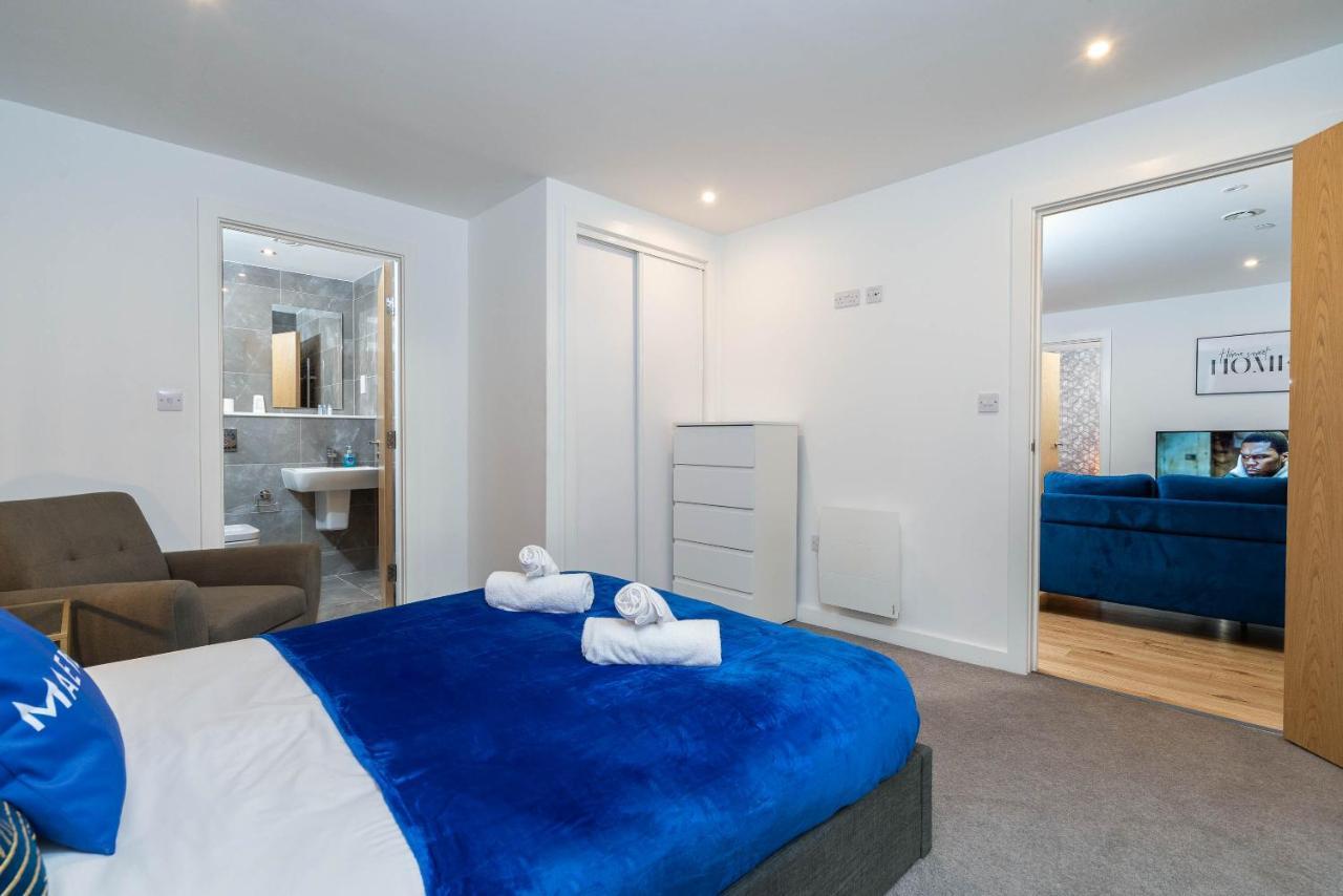 Maevela - Luxury Broad St - 2 Bed, 2 Bath - Centre/cube/mailbox - With Underground Parking ✓- L Shape Sofa, Large 50 Inch Smart Tv With Free Netflix & Wifi Apartment