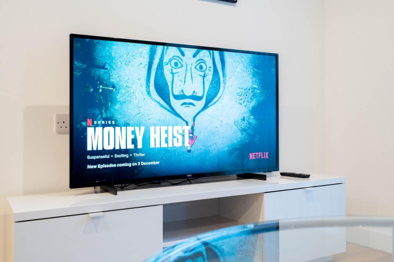 Apartment Maevela - Luxury Broad St - 2 Bed, 2 Bath - Centre/cube/mailbox - With Underground Parking ✓- L Shape Sofa, Large 50 Inch Smart Tv With Free Netflix & Wifi Birmingham