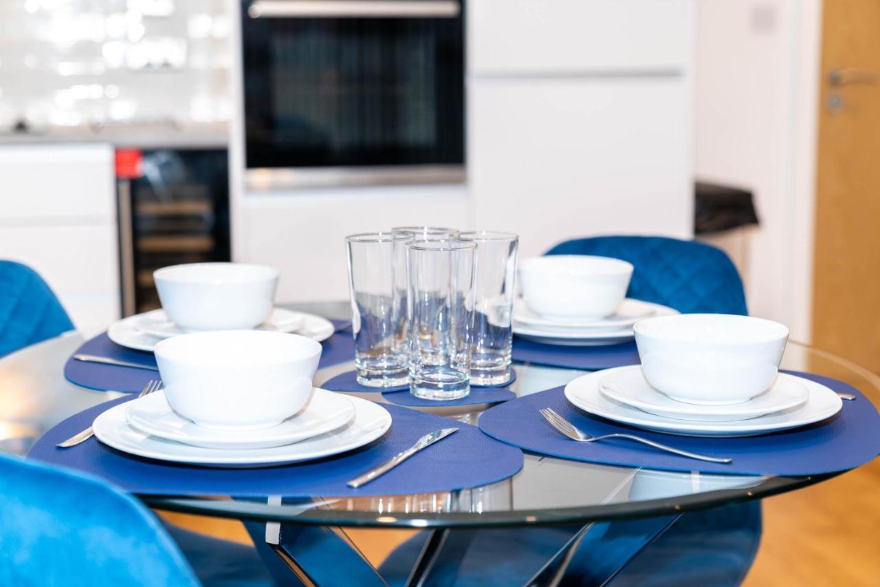 Maevela - Luxury Broad St - 2 Bed, 2 Bath - Centre/cube/mailbox - With Underground Parking ✓- L Shape Sofa, Large 50 Inch Smart Tv With Free Netflix & Wifi * Birmingham