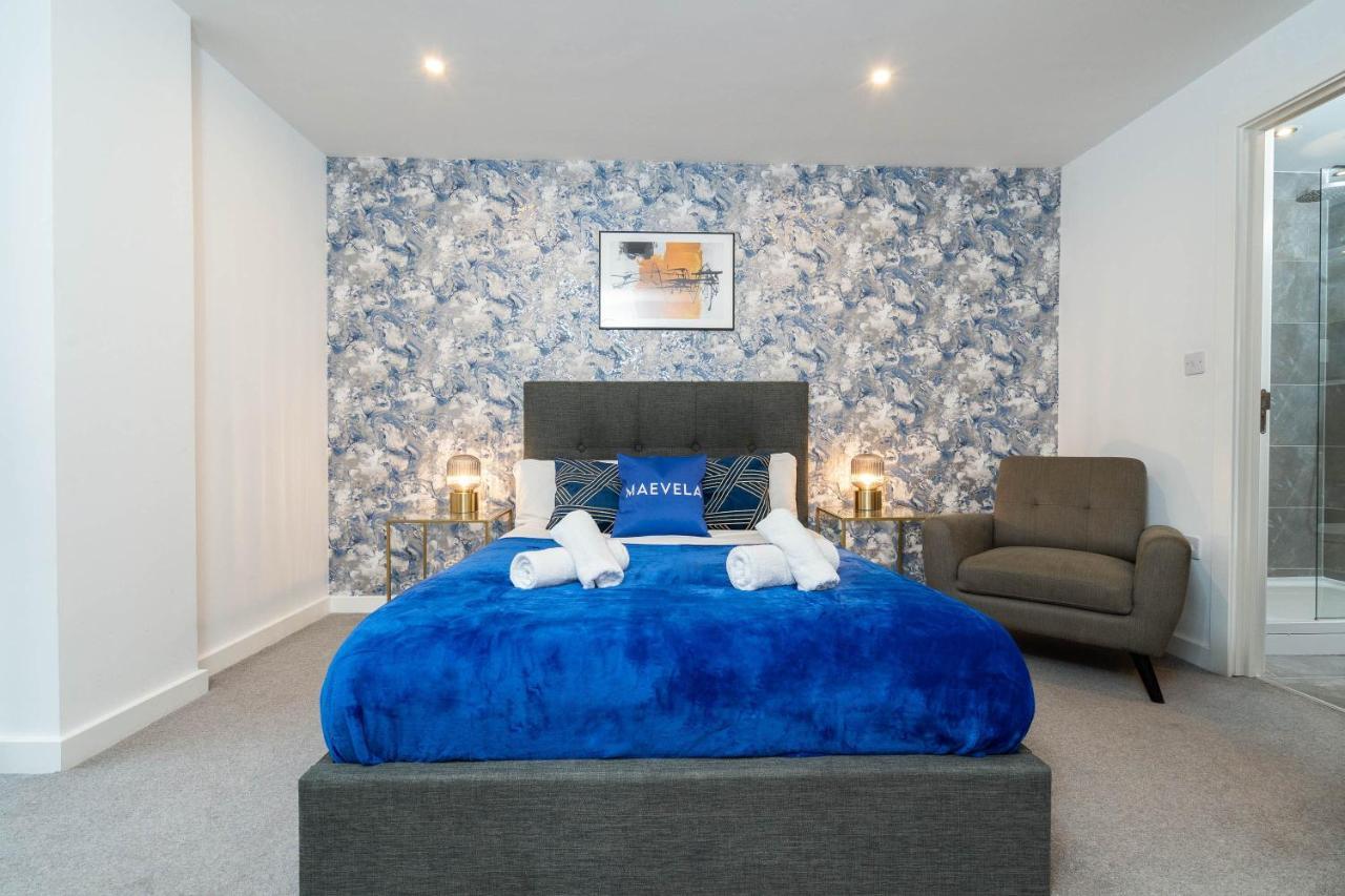 Maevela - Luxury Broad St - 2 Bed, 2 Bath - Centre/cube/mailbox - With Underground Parking ✓- L Shape Sofa, Large 50 Inch Smart Tv With Free Netflix & Wifi