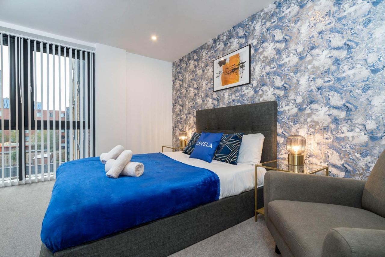 Maevela - Luxury Broad St - 2 Bed, 2 Bath - Centre/cube/mailbox - With Underground Parking ✓- L Shape Sofa, Large 50 Inch Smart Tv With Free Netflix & Wifi Birmingham