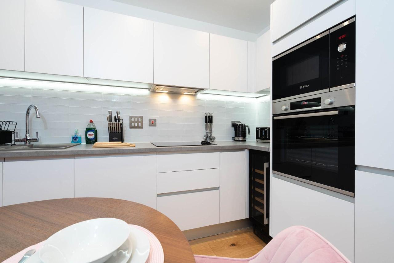 Maevela ☆ Pink Luxury With Balcony - Centre - 5 Min Walk From Bullring, Cube, Mailbox, New Street Station - Free Netflix & Wifi