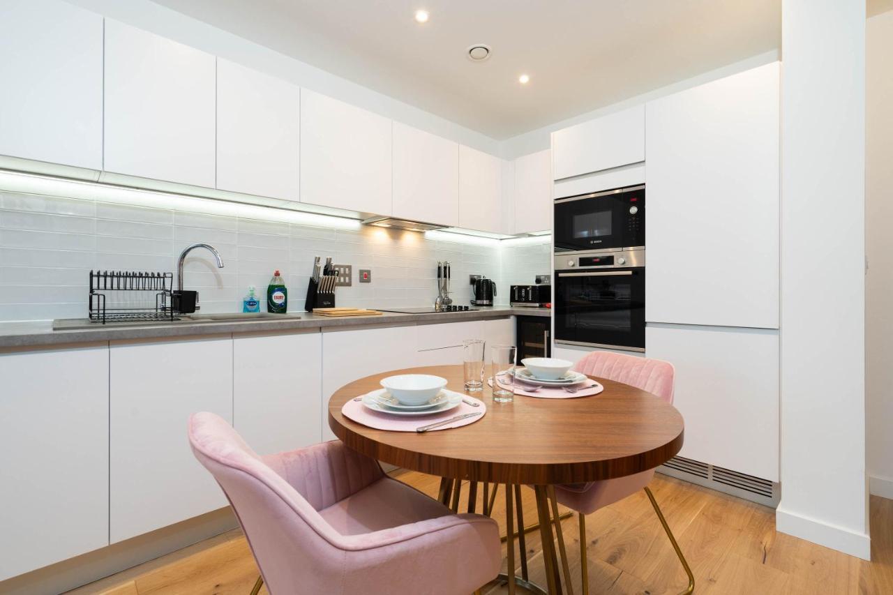 Maevela ☆ Pink Luxury With Balcony - Centre - 5 Min Walk From Bullring, Cube, Mailbox, New Street Station - Free Netflix & Wifi Birmingham