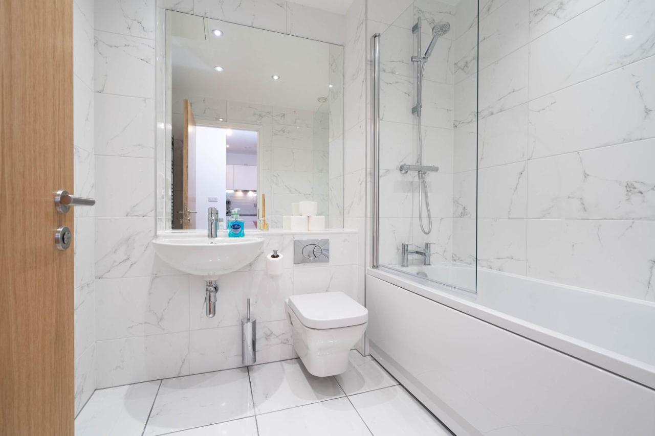 Maevela ☆ Pink Luxury With Balcony - Centre - 5 Min Walk From Bullring, Cube, Mailbox, New Street Station - Free Netflix & Wifi *