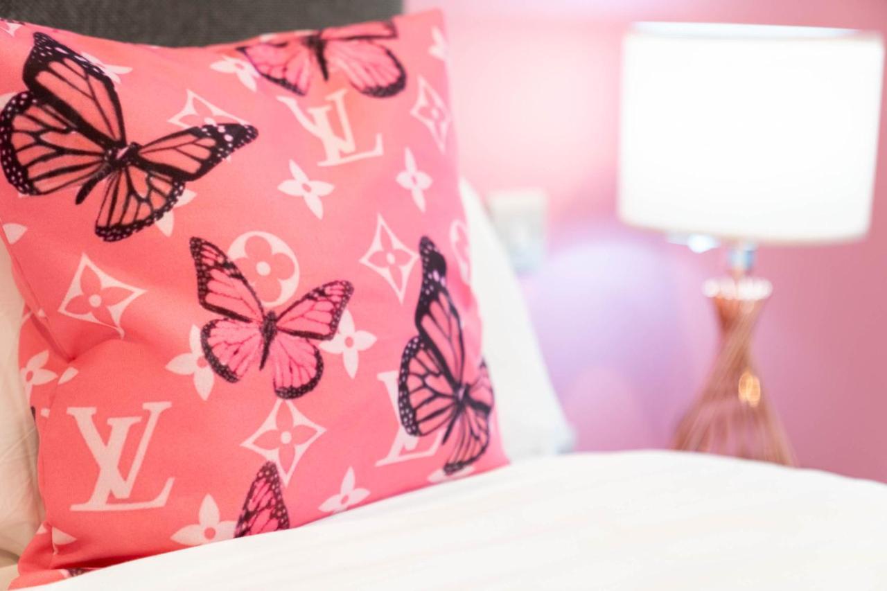 Apartment Maevela ☆ Pink Luxury With Balcony - Centre - 5 Min Walk From Bullring, Cube, Mailbox, New Street Station - Free Netflix & Wifi
