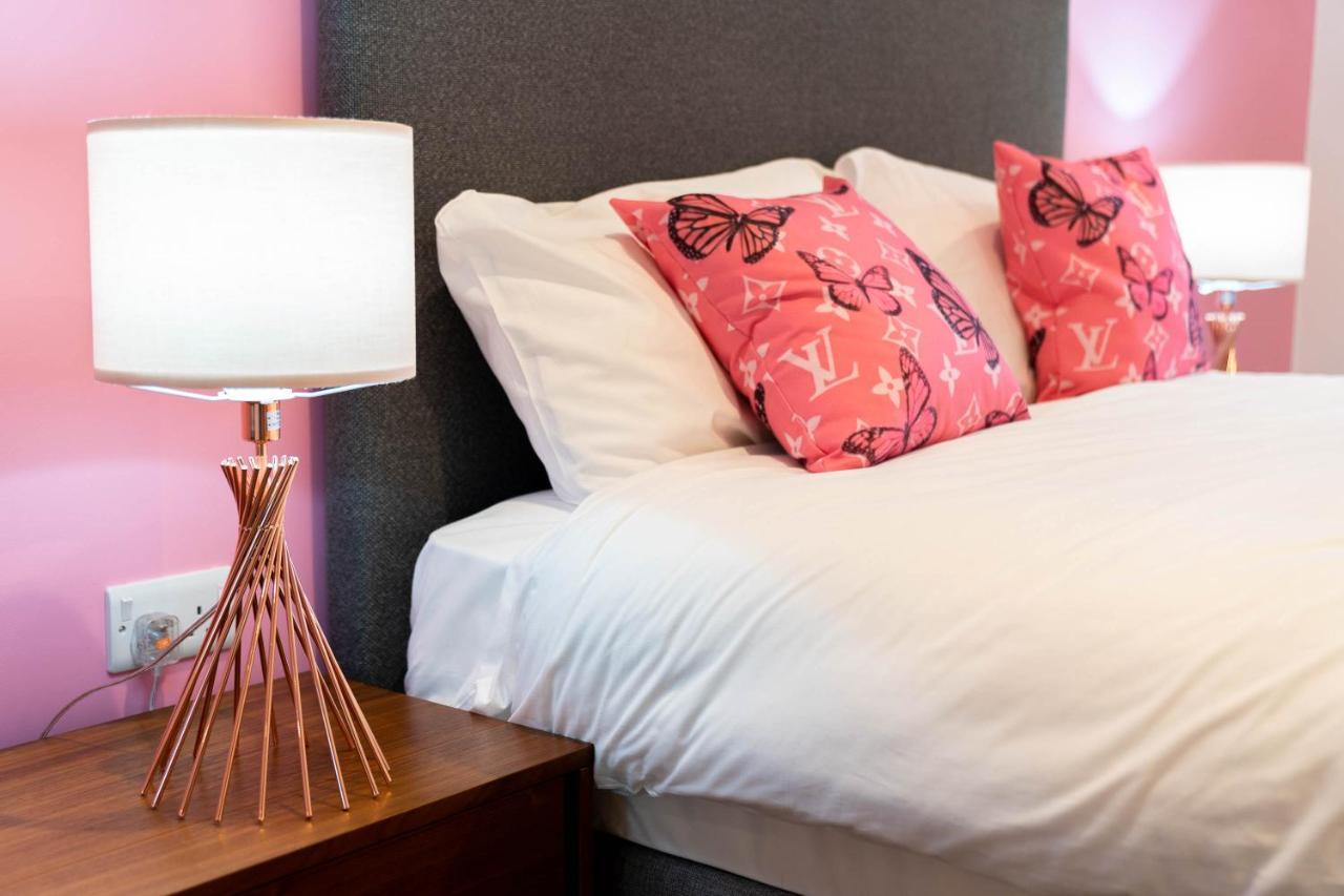 Maevela ☆ Pink Luxury With Balcony - Centre - 5 Min Walk From Bullring, Cube, Mailbox, New Street Station - Free Netflix & Wifi