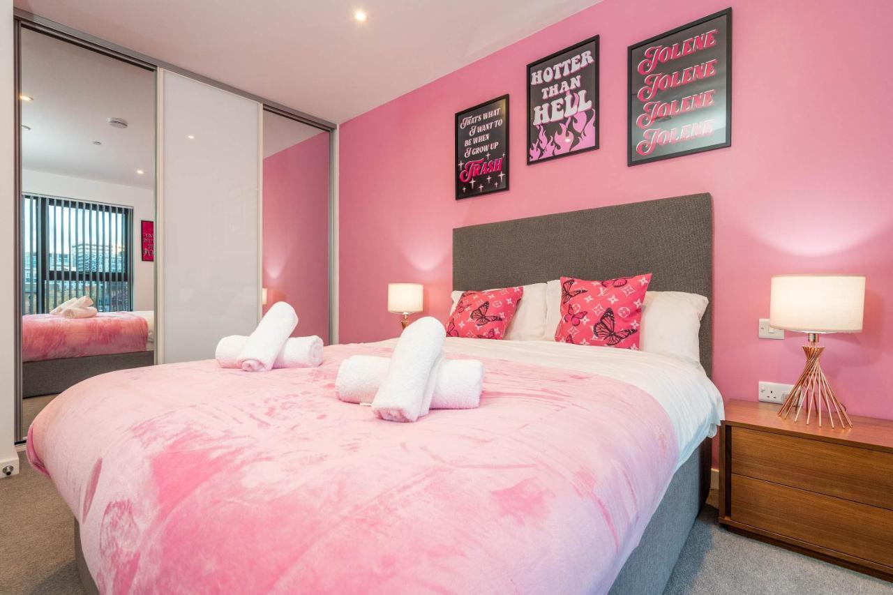 Maevela ☆ Pink Luxury With Balcony - Centre - 5 Min Walk From Bullring, Cube, Mailbox, New Street Station - Free Netflix & Wifi Apartment Birmingham