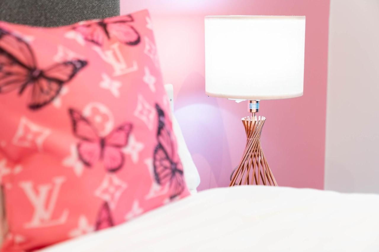 Apartment Maevela ☆ Pink Luxury With Balcony - Centre - 5 Min Walk From Bullring, Cube, Mailbox, New Street Station - Free Netflix & Wifi Birmingham
