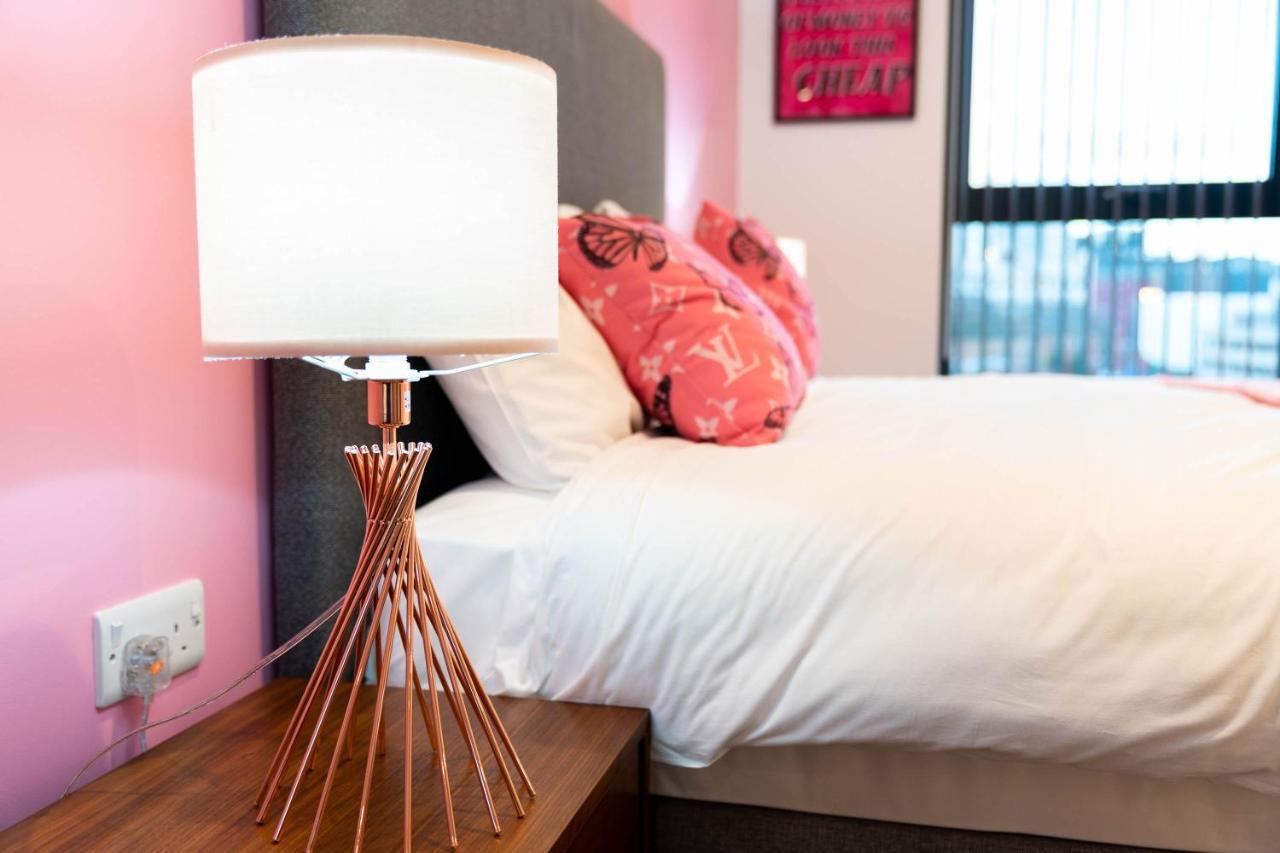 Maevela ☆ Pink Luxury With Balcony - Centre - 5 Min Walk From Bullring, Cube, Mailbox, New Street Station - Free Netflix & Wifi Apartment