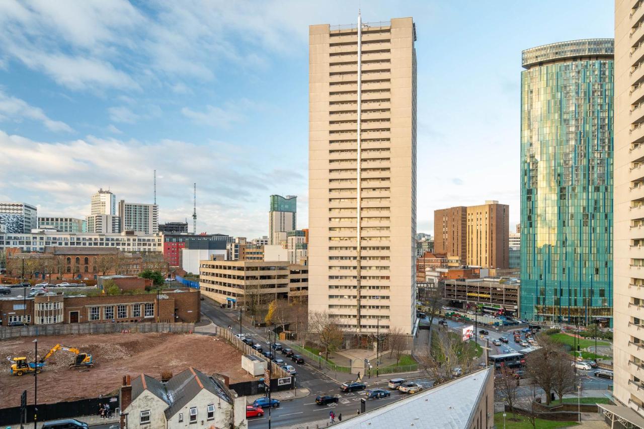 Maevela ☆ Pink Luxury With Balcony - Centre - 5 Min Walk From Bullring, Cube, Mailbox, New Street Station - Free Netflix & Wifi *