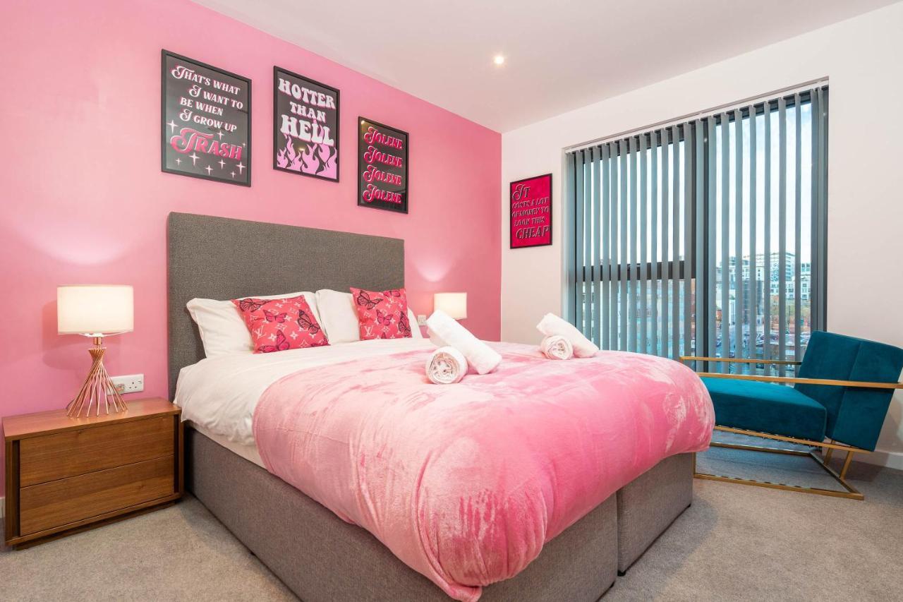 Apartment Maevela ☆ Pink Luxury With Balcony - Centre - 5 Min Walk From Bullring, Cube, Mailbox, New Street Station - Free Netflix & Wifi