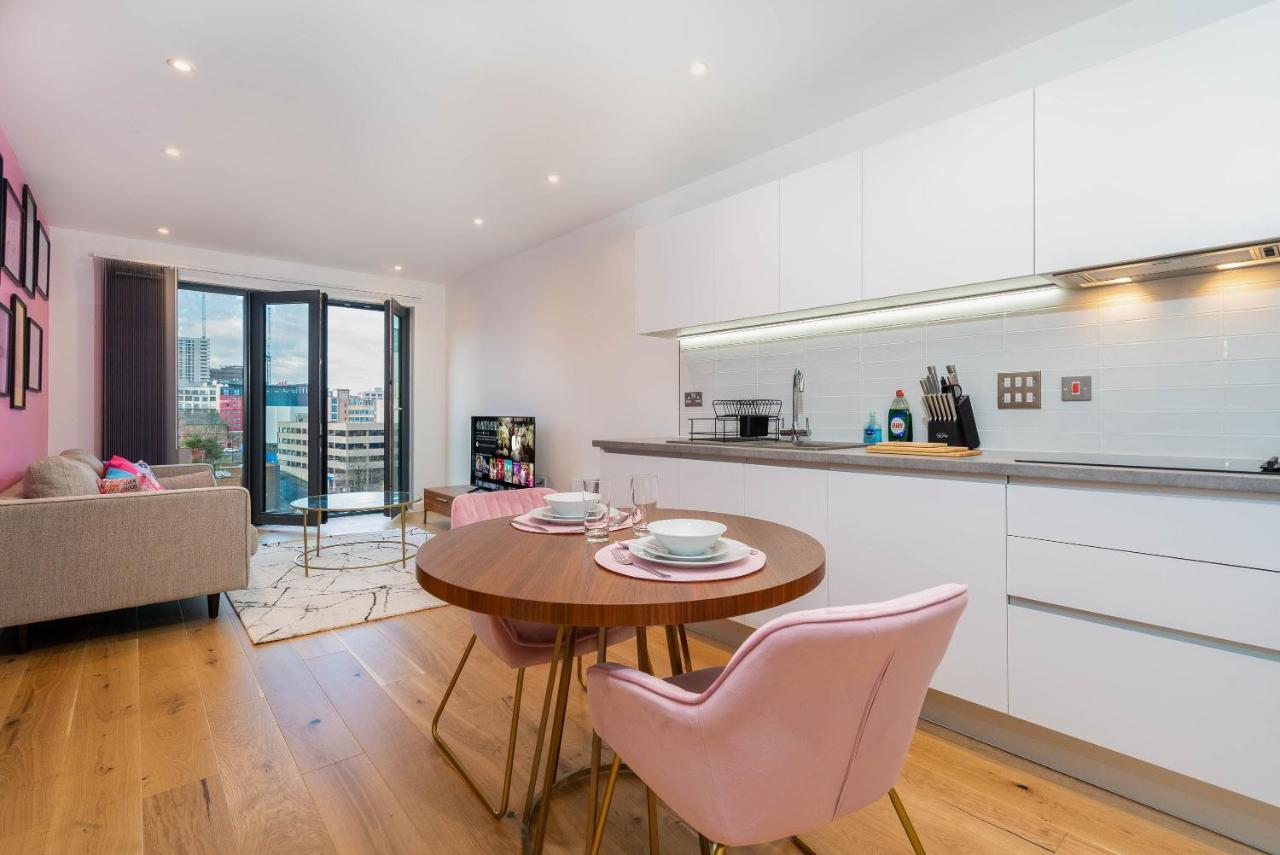 Apartment Maevela ☆ Pink Luxury With Balcony - Centre - 5 Min Walk From Bullring, Cube, Mailbox, New Street Station - Free Netflix & Wifi Birmingham