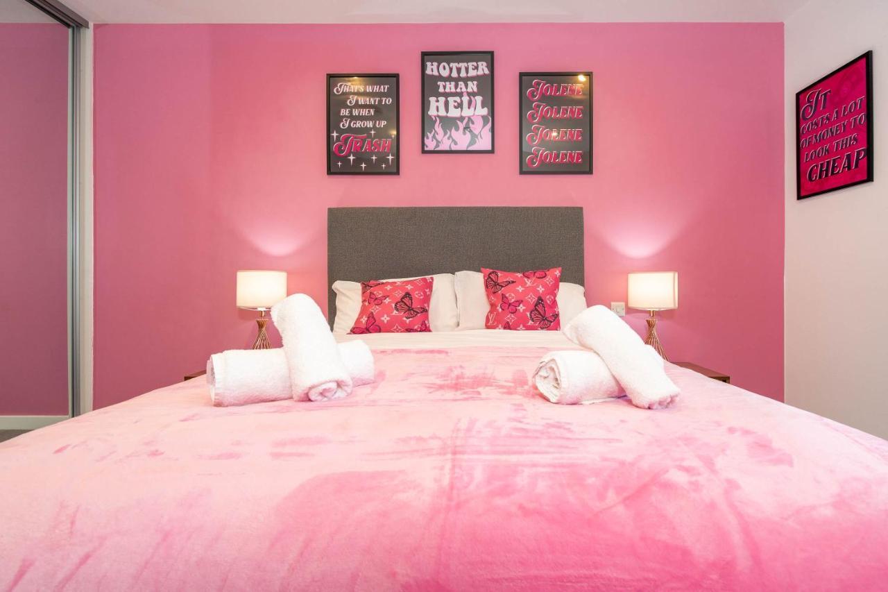 Maevela ☆ Pink Luxury With Balcony - Centre - 5 Min Walk From Bullring, Cube, Mailbox, New Street Station - Free Netflix & Wifi Apartment *