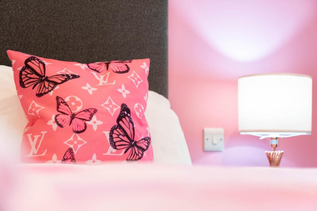 Maevela ☆ Pink Luxury With Balcony - Centre - 5 Min Walk From Bullring, Cube, Mailbox, New Street Station - Free Netflix & Wifi Apartment *