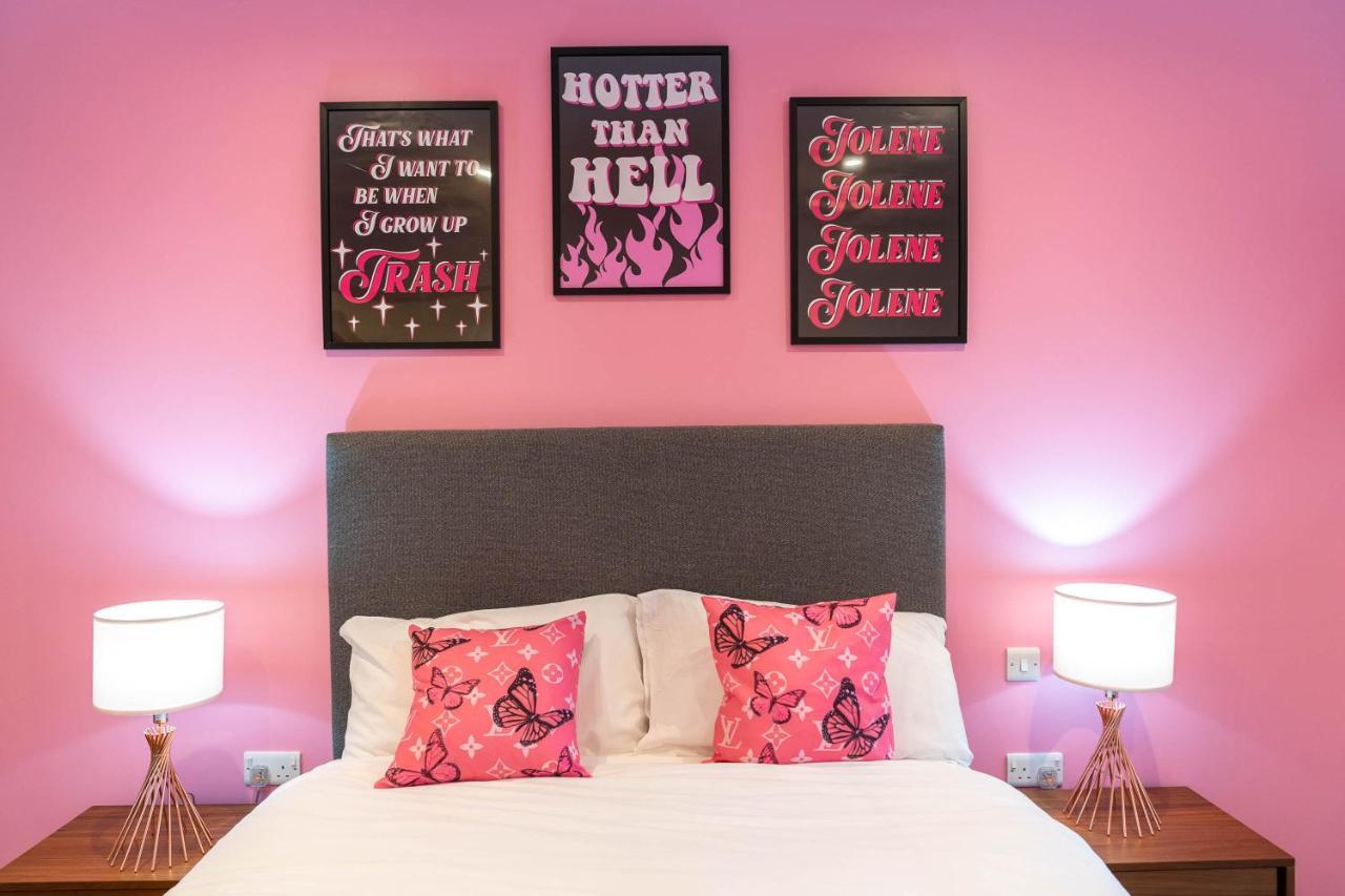 Maevela ☆ Pink Luxury With Balcony - Centre - 5 Min Walk From Bullring, Cube, Mailbox, New Street Station - Free Netflix & Wifi Apartment *