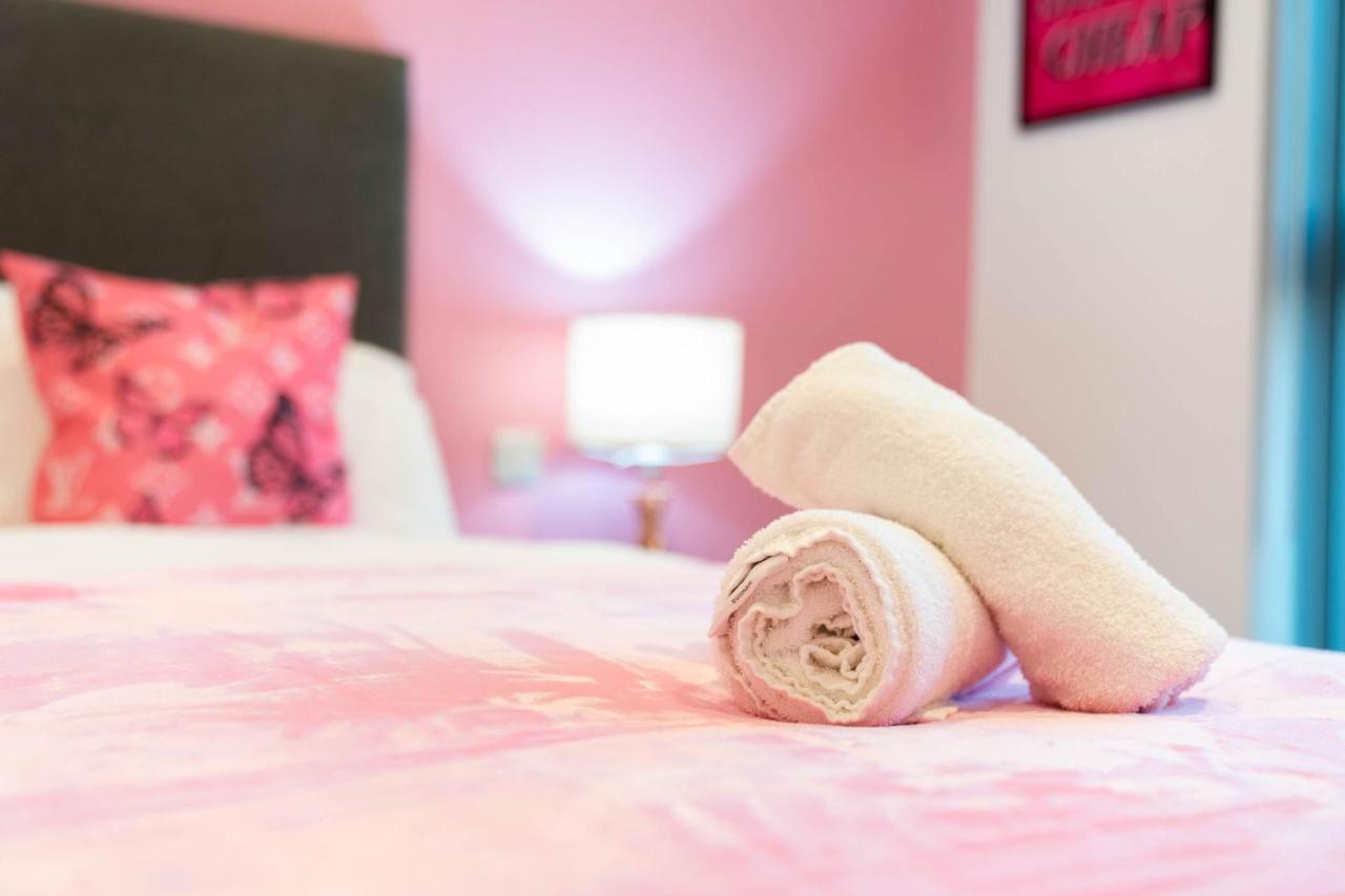 Maevela ☆ Pink Luxury With Balcony - Centre - 5 Min Walk From Bullring, Cube, Mailbox, New Street Station - Free Netflix & Wifi Birmingham