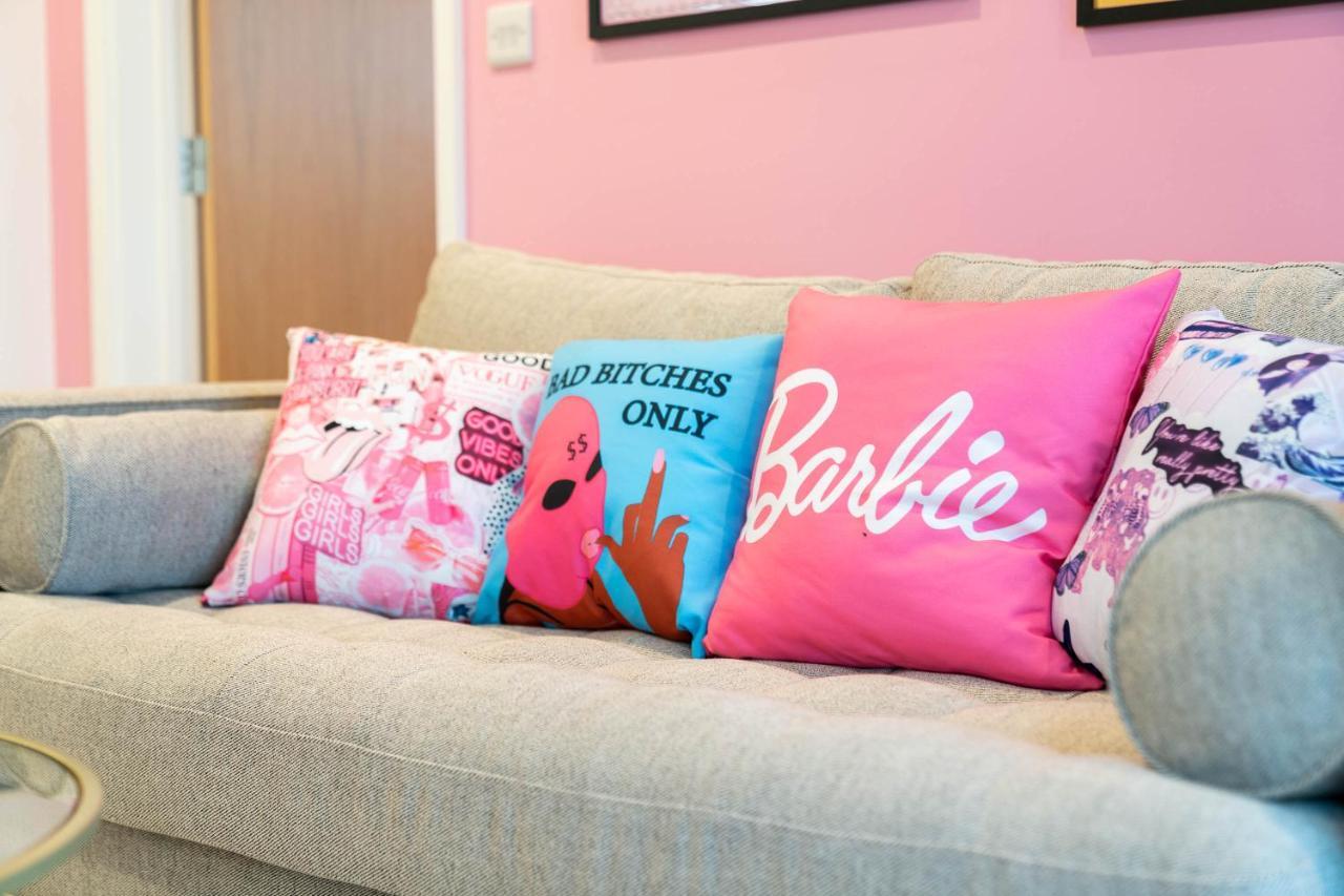 Maevela ☆ Pink Luxury With Balcony - Centre - 5 Min Walk From Bullring, Cube, Mailbox, New Street Station - Free Netflix & Wifi * Birmingham