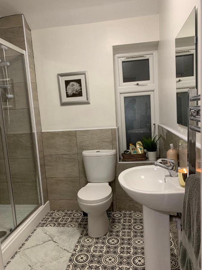 Modern 6-bed-groups-contractors Onsite Parking Vans-cars *