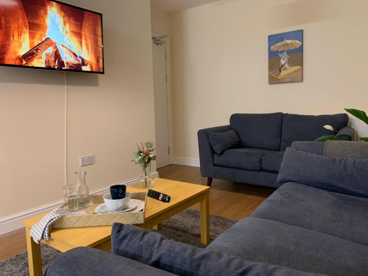 Modern 6-bed-groups-contractors Onsite Parking Vans-cars * Birmingham