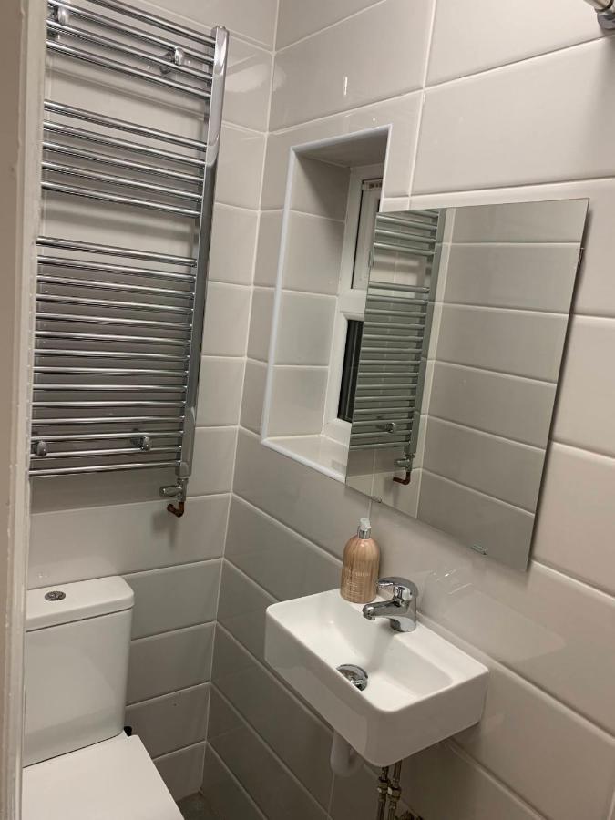 Modern 6-bed-groups-contractors Onsite Parking Vans-cars