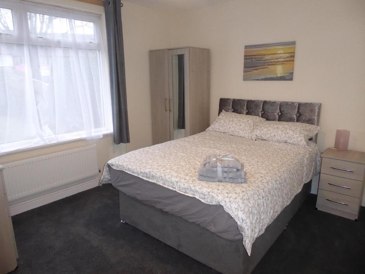 Apartment Modern 6-bed-groups-contractors Onsite Parking Vans-cars Birmingham