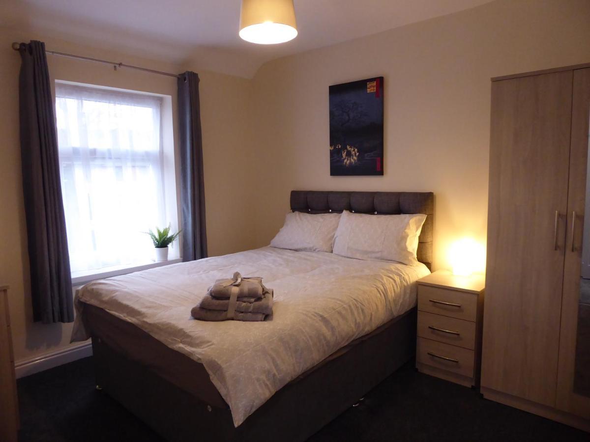 Modern 6-bed-groups-contractors Onsite Parking Vans-cars * Birmingham