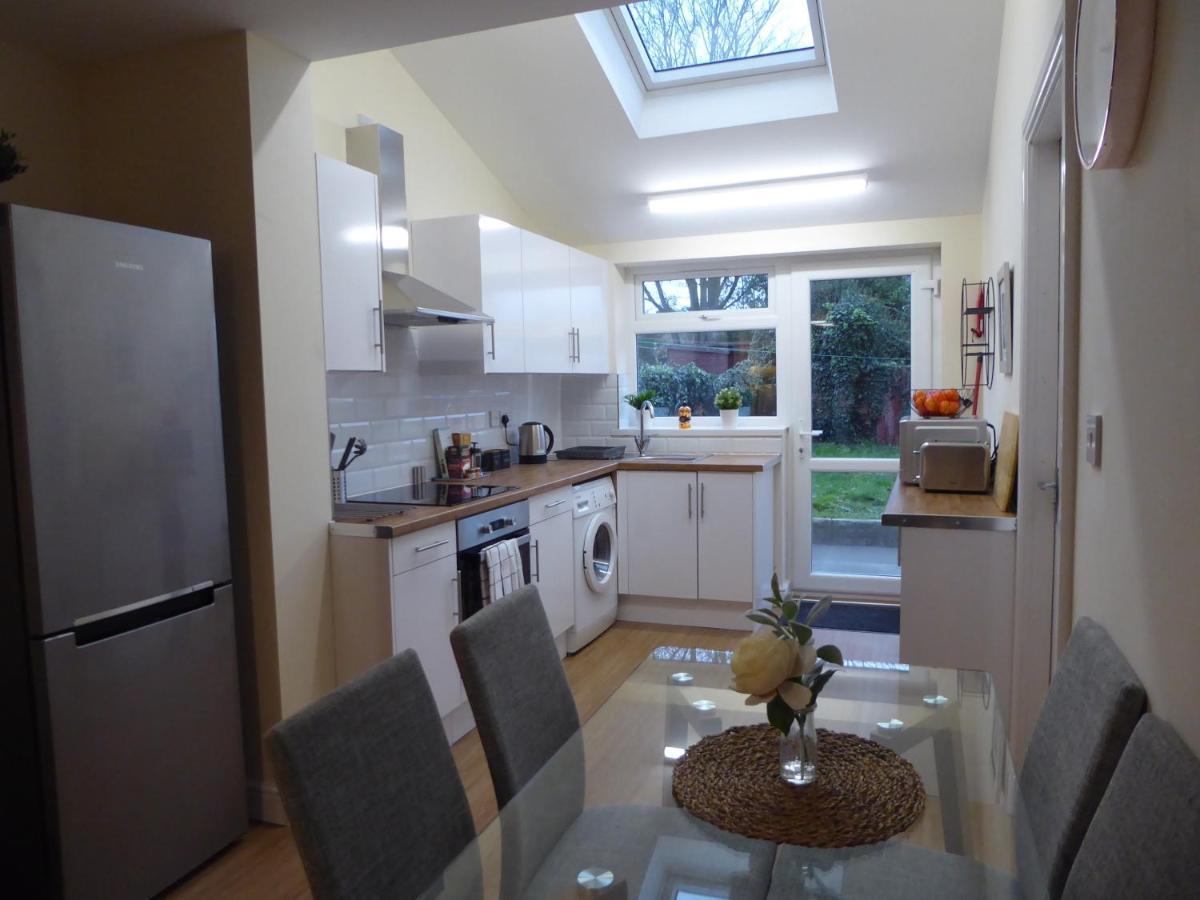 Modern 6-bed-groups-contractors Onsite Parking Vans-cars * Birmingham