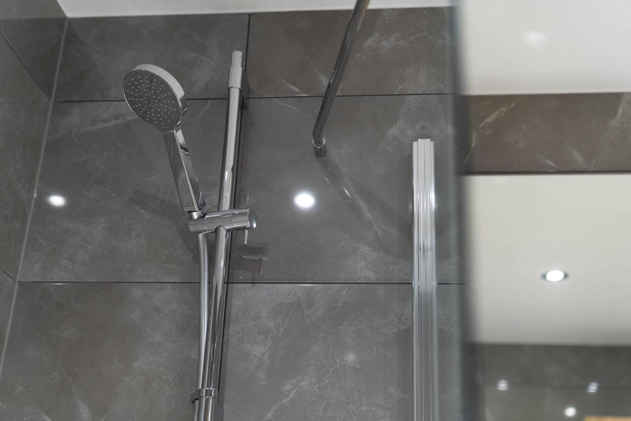 New Build ☆ Luxury Teal 2 Bed, 2 Bath Apartment - 5 Min Walk From Bullring/Cube/Mailbox/New Street Station